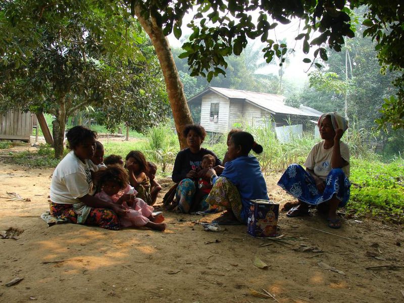 mothers with their children talking in jedek