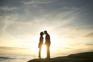 couple-kissing-caribbean-island